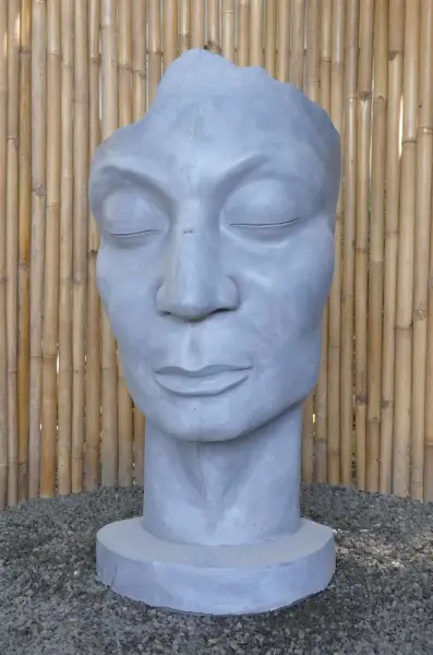 Artikelbild 1 des Artikels “Aras - Gesicht nach rechts schauend, 120 cm H | Steinguss “